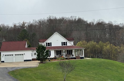 Louisa House | Family friendly 12 bed, Serene small town Louisa. Cozy with wifi, AC & farm life