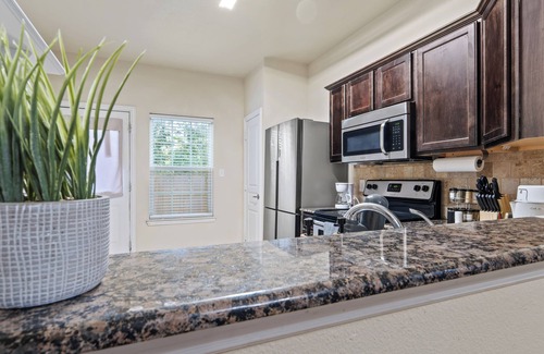 Lake Dallas House | Family-Friendly 3BR Retreat Sleeps 10 King Suite Bunks and Office