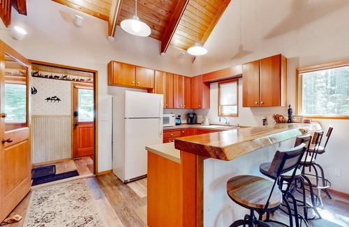 Roslyn Ridge Cabin | Family-friendly cabin with wood stove, Internet and W/D