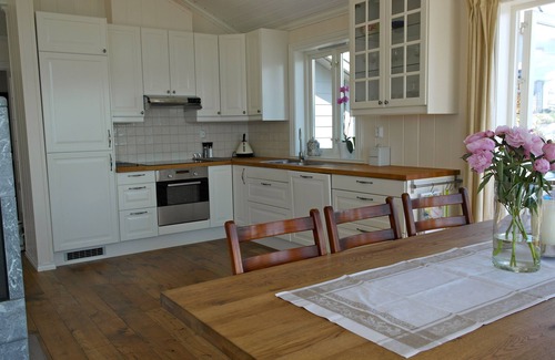 Strandvik House | Family-friendly cottage by the sea with fantastic views.