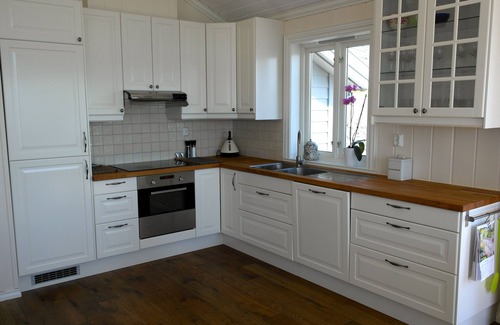 Strandvik House | Family-friendly cottage by the sea with fantastic views.