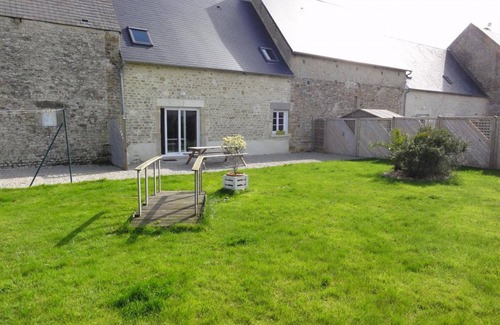 Ravenoville Cottage | Family-Friendly Farmhouse Near Utah Beach with a Spacious Garden and Shared Playground