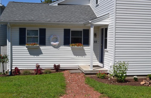 Middlefield House | Family Friendly,Lakefront Cottage, 1 dock, private, easy access from I 91.