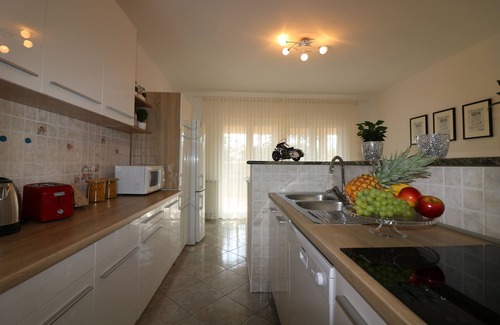 Vrvari Apartment | Family-friendly large apartment with 2 bathrooms for 6 - 8 pers