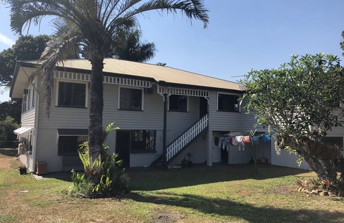 Redlynch House | Family Friendly- Large Home Apartment (Free NETFLIX, WI-Fi, Air con, BBQ)