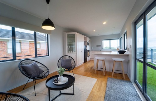 Howick House | Family Friendly Oceanview Howick Home - Pets+