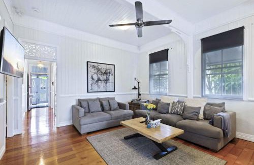 Wooloowin House | Family Friendly, Pool, 9km to City by Custom Bnb Hosting