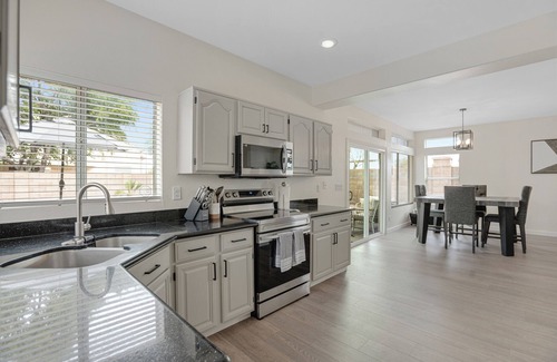 Gilbert House | Family Friendly, Putting Green and Heated Pool. Centrally located!