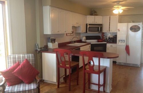 North East House | Family & Friendly, Spend Thanksgiving @ Lakefront Home in Wine Country