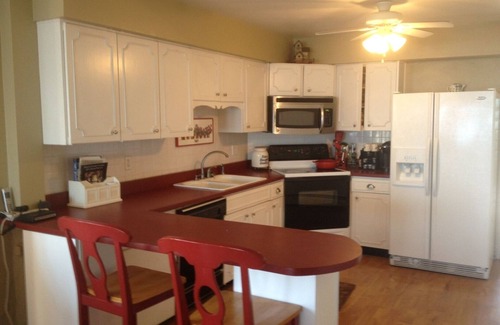 North East House | Family & Friendly, Spend Thanksgiving @ Lakefront Home in Wine Country