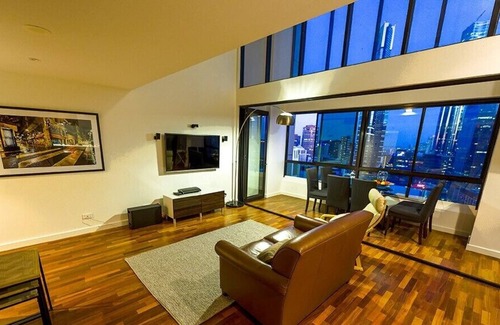 Melbourne Central Business District Apartment | Family friendly stay with a panorama view - 7 day stay special