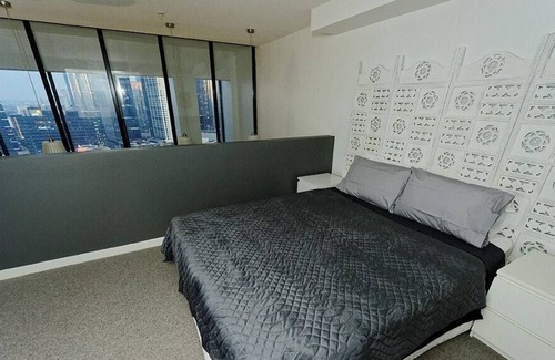 Melbourne Central Business District Apartment | Family friendly stay with a panorama view - 7 day stay special