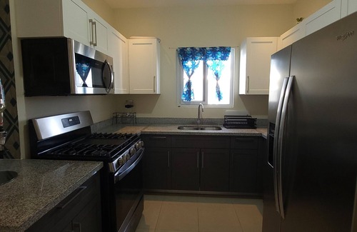 Lucea House | Family-friendly villa - 5 mins from the beach!