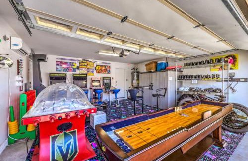 River Mountain House | Family Fun for Everyone in Las Vegas- 4 Bedrooms, Billiards, Game Room