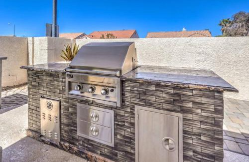 River Mountain House | Family Fun for Everyone in Las Vegas- 4 Bedrooms, Billiards, Game Room