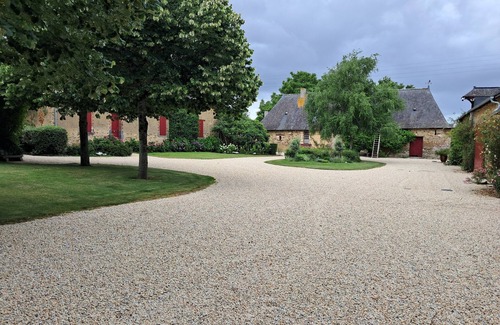 Le Tremblay House | Family home with swimming pool and Jacuzzi in the heart of nature.