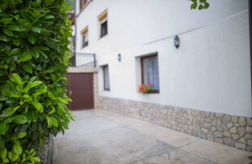 Konjic Apartment | Family house, quiet location,front yard, free parking, close to the Old bridge.