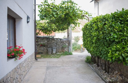 Konjic Apartment | Family house, quiet location,front yard, free parking, close to the Old bridge.