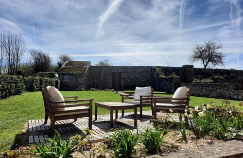 Eculleville Cottage | Family house with enclosed garden, WiFi, parking, close to beaches