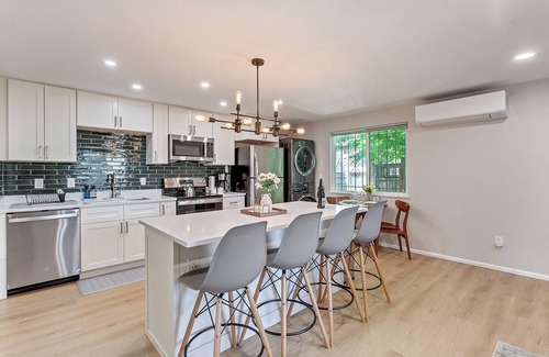 Brentwood-Darlington House | Family & Pet-Friendly 2-bedroom house in walkable Portland w/King bed, AC, WiFi