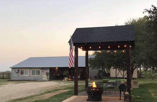 Waelder House | Family/pet friendly retreat, convenient to Austin, and south central Texas.