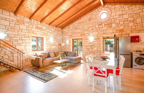 Almiros Beach Villa | Family Retreat: Villa Sofia-Stella with Pool and BBQ Oasi