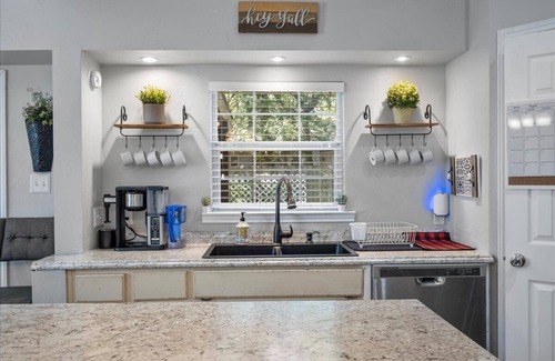 Leander House | Family Retreat - Jetted Bathtub - Next to park with Pool, Tennis, & Playground!