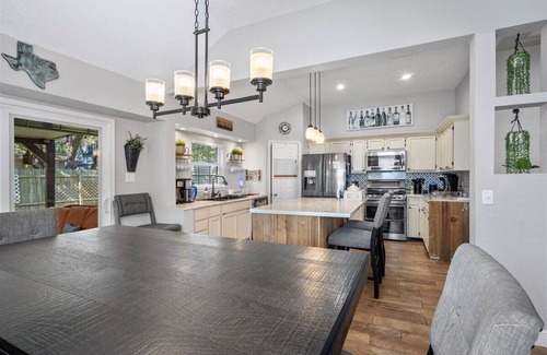 Leander House | Family Retreat - Jetted Bathtub - Next to park with Pool, Tennis, & Playground!