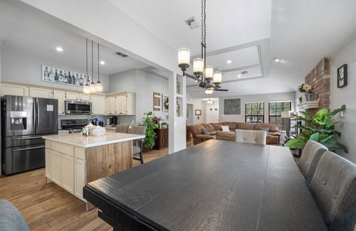 Leander House | Family Retreat - Jetted Bathtub - Next to park with Pool, Tennis, & Playground!