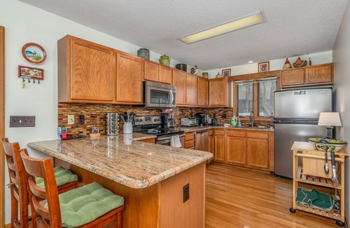Charter Hills House | Family Retreat: Level Entry, Cozy Deck, Fireplace, Trail Access~2mi to Resort