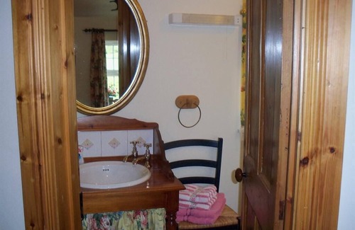 Lisnagunogue Bed & Breakfast | Family room-Ensuite with Bath-Garden view-1