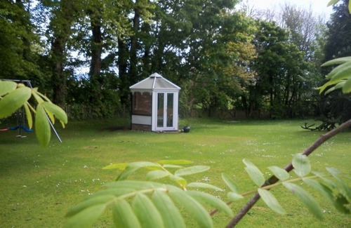 Lisnagunogue Bed & Breakfast | Family room-Ensuite with Bath-Garden view-1