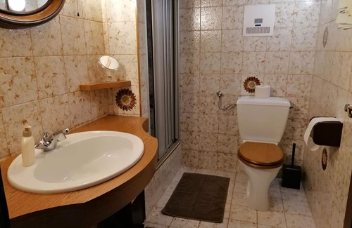 Hinterstoder Hotel | Family room with shower, WC - Hotel garni Landhaus Bürtlmair *