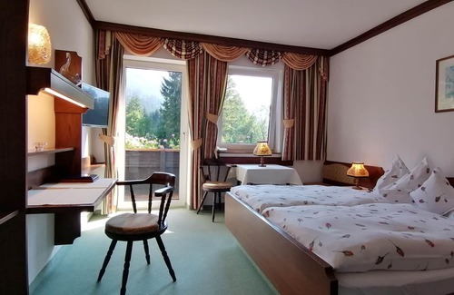 Hinterstoder Hotel | Family room with shower, WC - Hotel garni Landhaus Bürtlmair *