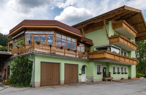 Michaelerberg-Pruggern House | Family room with shower, WC - Panoramahotel Stocker