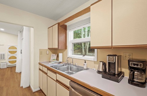 Beech Mountain House | Family size! Close to the resort! Outdoor firepit! Pet friendly!