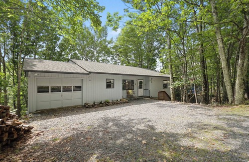 Beech Mountain House | Family size! Close to the resort! Outdoor firepit! Pet friendly!