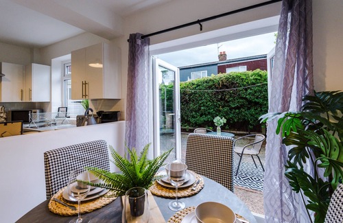 Blacon House | Family sized home 3 miles from Chester Zoo