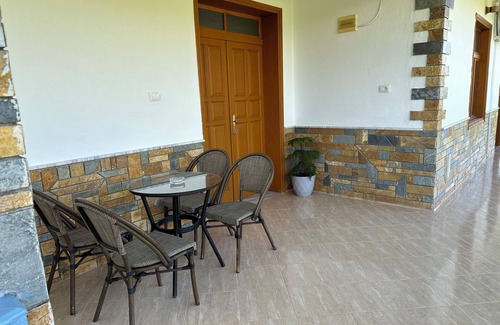 Berat Villa | Family - sized villa , pet friendly , city and castle view with a big garden !