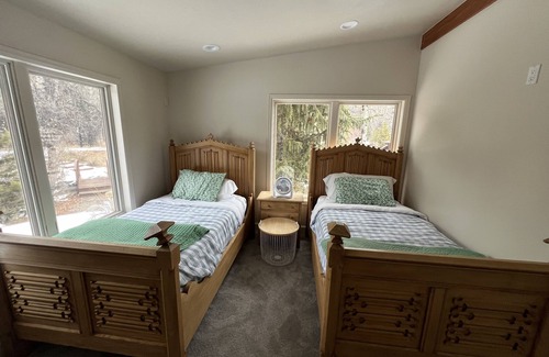 Silverthorne House | Family Ski Home, HOT TUB, private Fly Fish, Brek 25, Copper 20, Vail 30