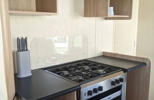 Hayling Island House | Family Static Caravan in Hayling Island – Sleeps 8 – Beach & Park Access