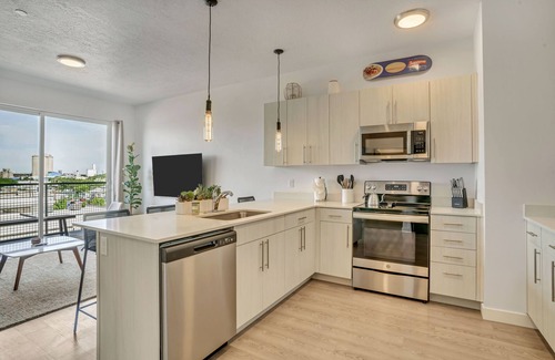 People's Freeway Apartment | Fancy Downtown SLC + CoWorking 1BR/1BA Sleep 4