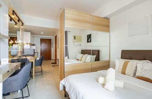 Bagumbayan Apartment | Fancy Suite near Eastwood with Awesome Balcony!