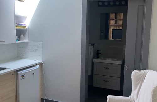 Riley Park-Little Mountain Cottage | Fantastic location, self-contained cozy studio suite with everything you need.