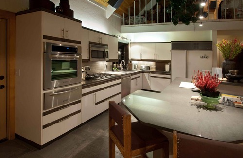 West Hills House | Fantastic view of Bend with pickleball and basketball court