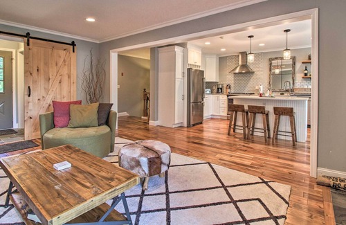 West Dover House | Farmhouse Mountain Escape ~ 1 Mile to Mount Snow!
