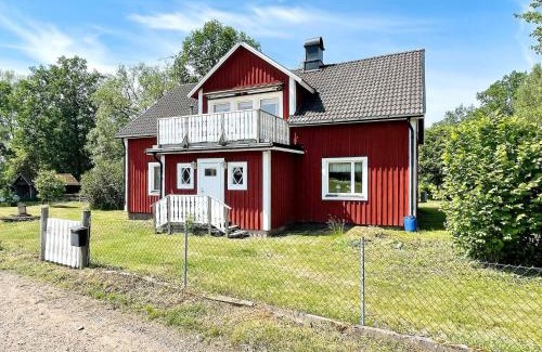 Hogsby House | Farmhouse Retreat Near Lakes and Coast