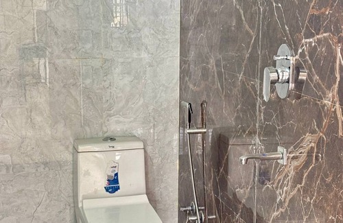 Gurugram Other | Farmhouse with 5 bedrooms and fitness room, WiFi in welcoming Gurugram private