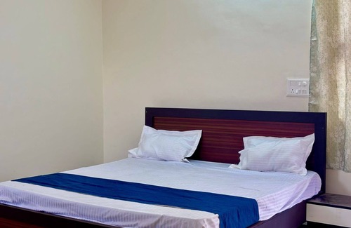 Gurugram Other | Farmhouse with 5 bedrooms and fitness room, WiFi in welcoming Gurugram private