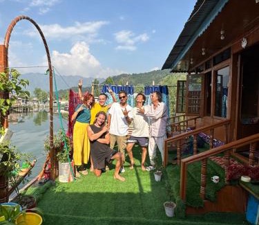 Dal Lake Boat Rental | Farooq Biloo palace